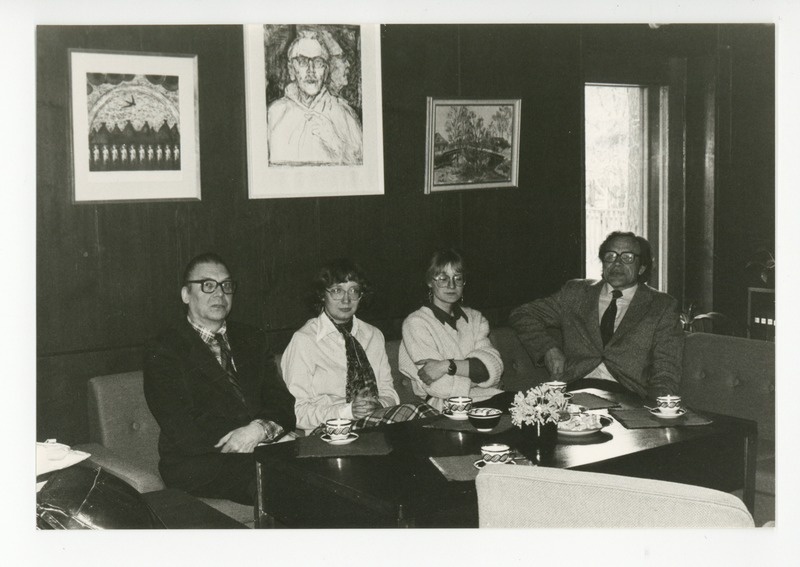 Valter Kruut, Sirje Olesk, Margit Arusoo, August Eelmäe kohvilauas Tuglase Majamuuseumis 26.05.1987