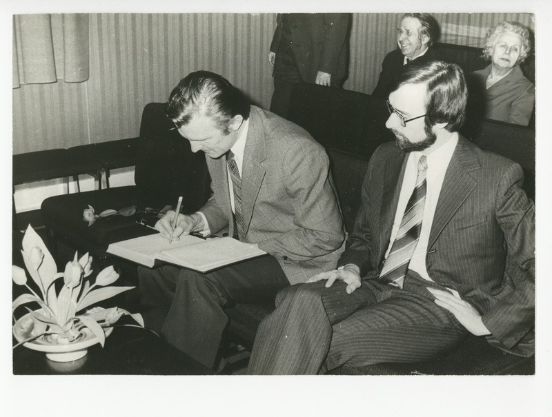 Laureaadid Jaan Kruusvall ja Jaak Jõerüüt külalisteraamatusse sissekannet tegemas