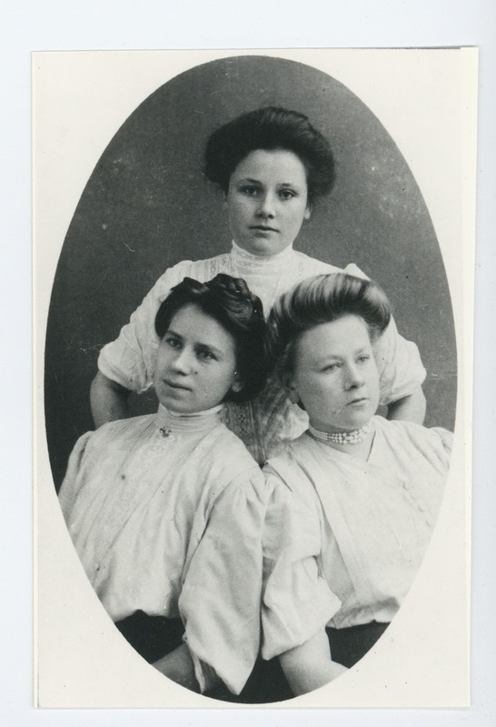 Tulevane proua Ingeborg Šisterova istub vasakul, foto tehtud Maarianhaminas