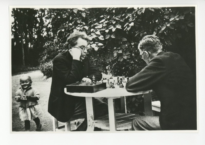 Friedebert Tuglas ja Eino Oksanen Syvärannas maletamas, kõrval väike Outi, 07.1936