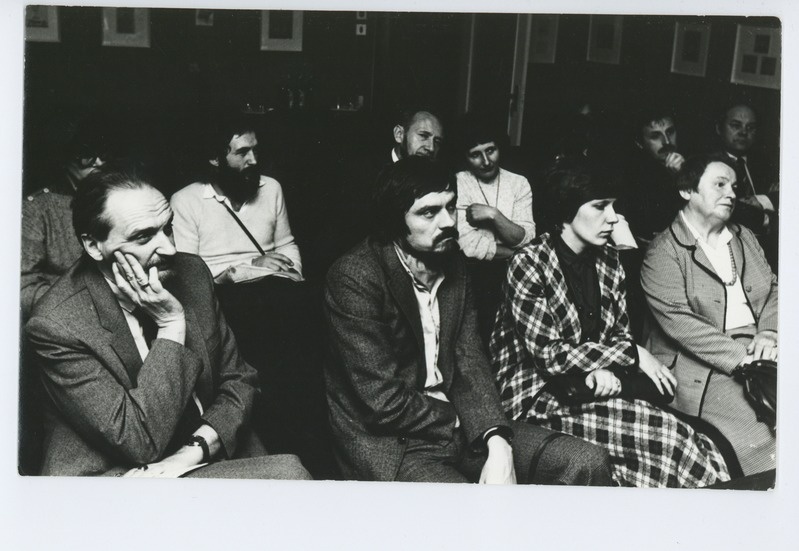 Tõlkijate seminarist osavõtjad Tuglase Majamuuseumi saalis