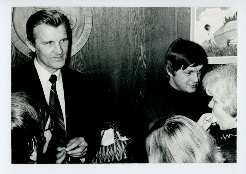 Jaan Kruusvall Tuglase novelliauhinna kõikide laureaatide õhtul Majamuuseumi saalis 27.11.1980