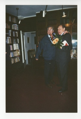 Vennad Lembit Eelmäe ja August Eelmäe Tuglase Kirjanduskeskuse saalis  duplicate photo