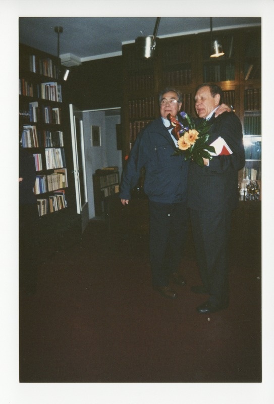 Vennad Lembit Eelmäe ja August Eelmäe Tuglase Kirjanduskeskuse saalis