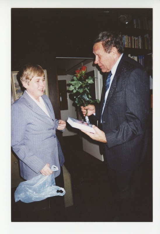 August Eelmäe 70. juubel, teda õnnitleb Mall Jõgi