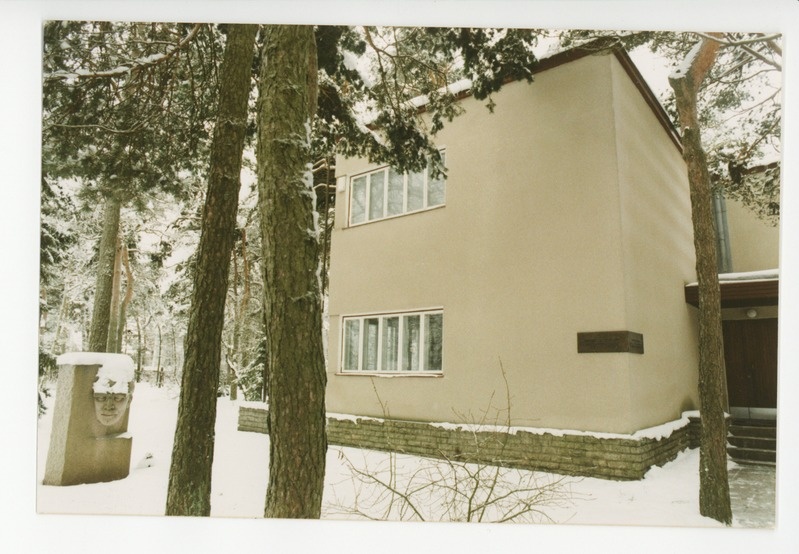 Talvine vaade majale Friedebert Tuglase mälestuskiviga