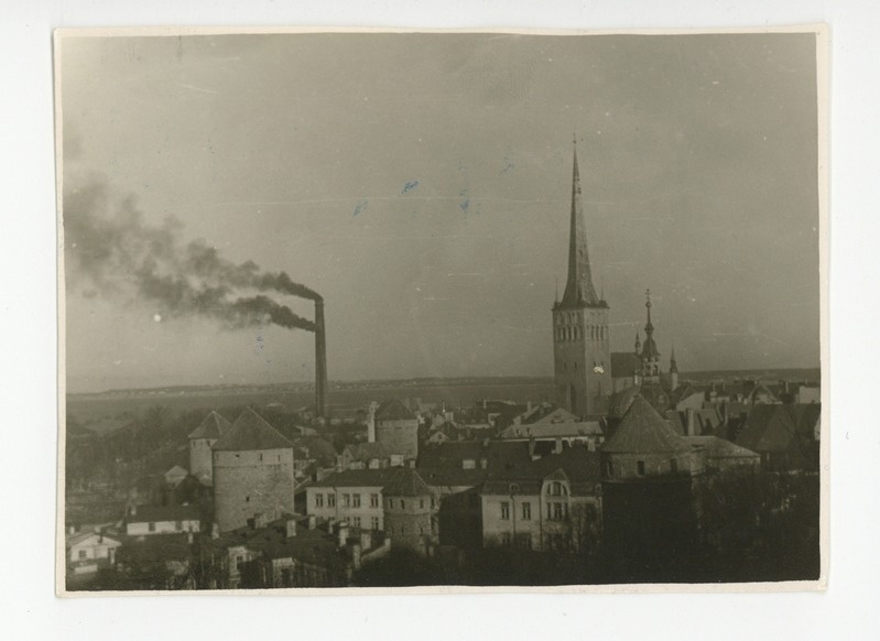 Tallinn, vanalinna siluett taamal suitsevate korstendega
