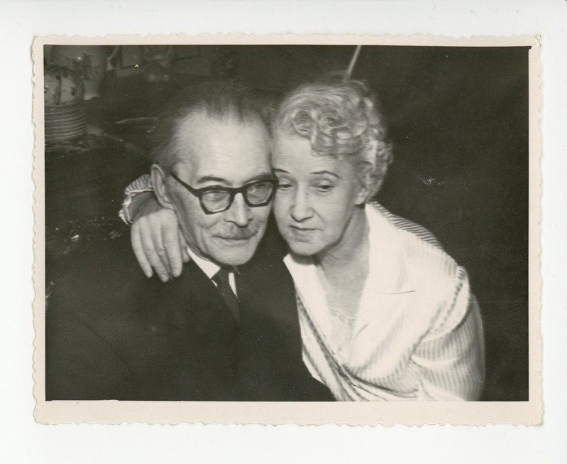 Friedebert Tuglas ja Elo Tuglas näärikuuse juures istumas