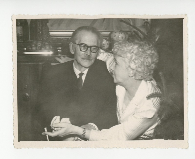 Friedebert Tuglas ja Elo Tuglas näärikuuse kõrval istumas