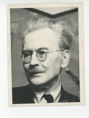 Friedebert Tuglas näärikuuse taustal  duplicate photo