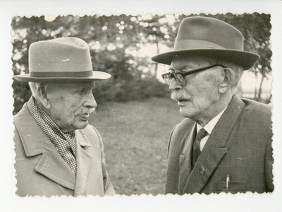 Johannes Voldemar  Veski ja Friedebert Tuglas Udernas 14.09.1967  similar photo