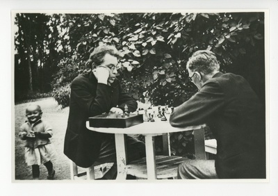 Friedebert Tuglas ja Eino Oksanen Syvärannas maletamas, kõrval väike Outi, 07.1936  duplicate photo