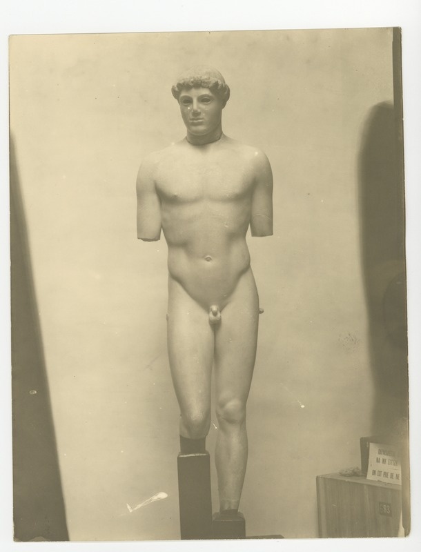 Kritios-Knabe kuju eestvaates, Ateena Akropoli Muuseumis