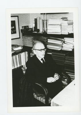 Friedebert Tuglas tugitoolis  duplicate photo