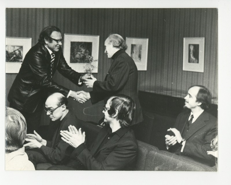 August Eelmäe annab lilli Arseni Mölderile, esiplaanil Pärt Lias, Kalle Kurg, Mihkel Mutt