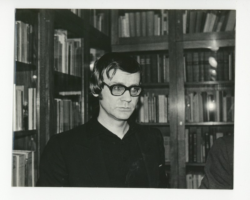 Mõtlik Kalle Kurg raamaturiiulite taustal