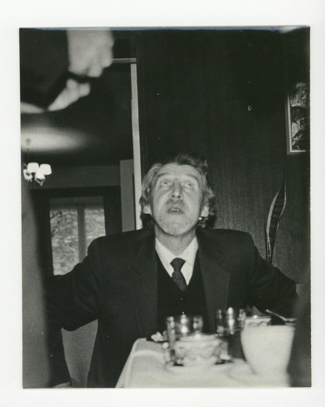 Imestav kirjanik Juhan Saar kohvilaua taga