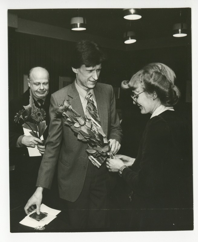 Margit Arusoo annab lilled novellipreemia laureaatidele Einar Maasikule ja Ülo Mattheusele