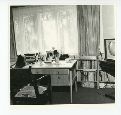 Tuglase aegse elamu külalistetuba alumisel korrusel, hilisem kirjaniku tööruum  duplicate photo