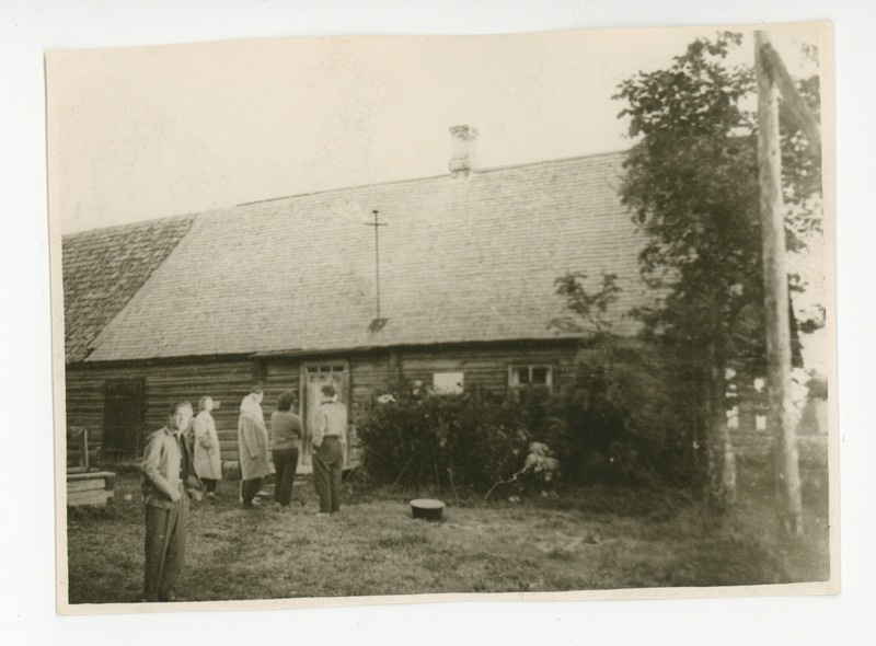 Juhan Liivi kodukoht, ekskursandid maja juures