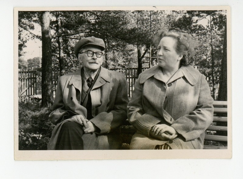 Friedebert Tuglas ja proua Stella Ernesaks aias