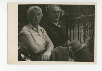 Elo Tuglas ja Friedebert Tuglas Elo vanemate haual 11.09.1955  duplicate photo