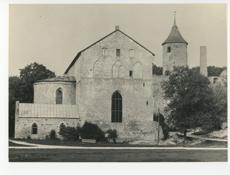Vaade Haapsalu lossi siseõuelt, 1969