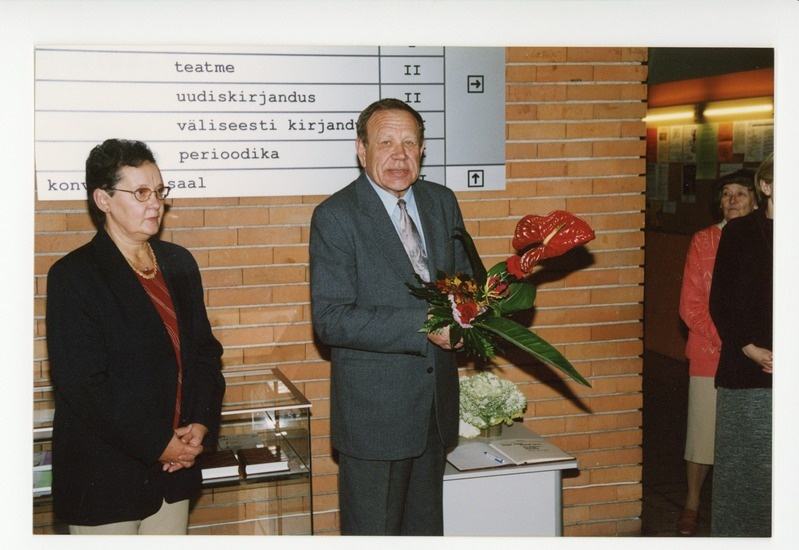 Anne Valmas ja August Eelmäe näituse "Valge maja mände seas" avamisel Akadeemilise Raamatukogu fuajees