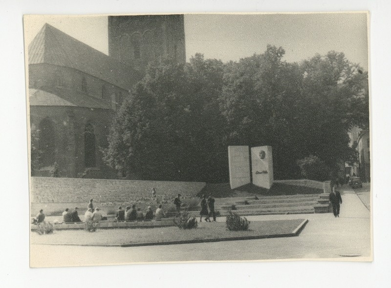 Tallinn, Eduard Vilde monument Niguliste kiriku juures