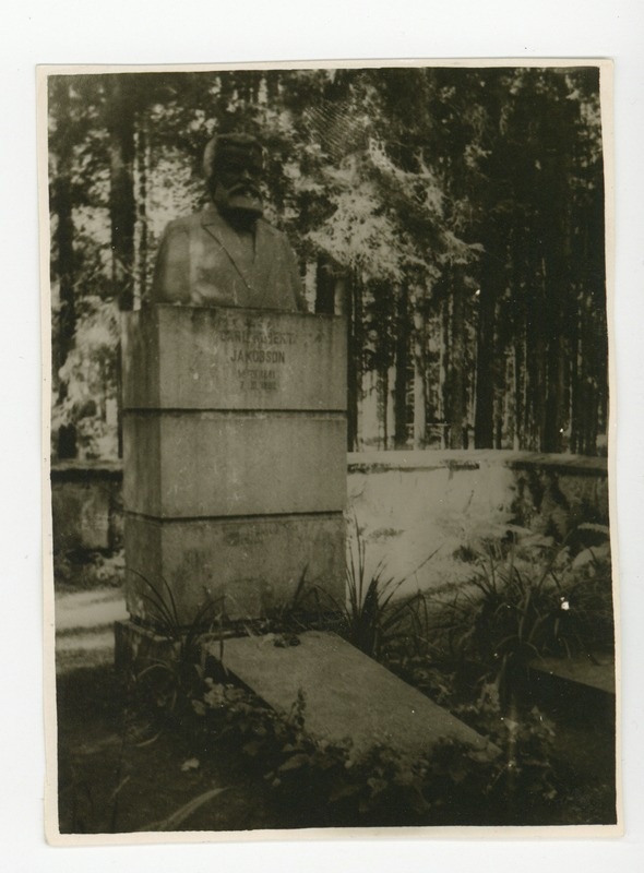 Carl Robert Jakobsoni hauamonument Kurgjal