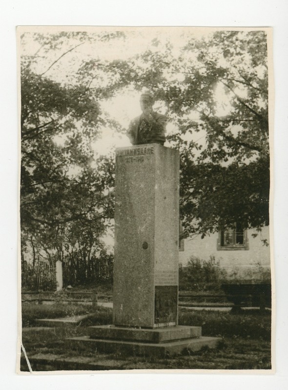 Anton Hansen-Tammsaare monument Albu külanõukogu ees