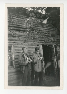 Ülo Tonts ja Oskar Kruus Kusta Toomi maja ees 08.1965  similar photo