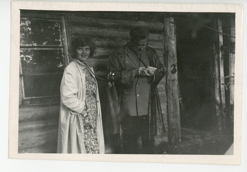 Ülle Kurs ja Oskar Kruus Kusta Toomi maja ees 08.1965