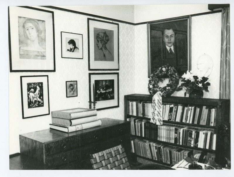 Friedebert Tuglase portree, raamaturiiul, surimask ja pärg