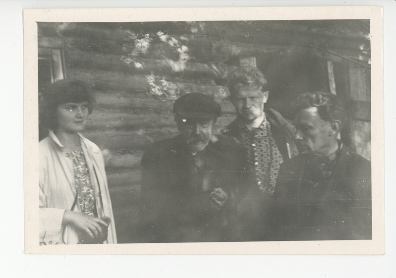 Kusta Toome elamu ees