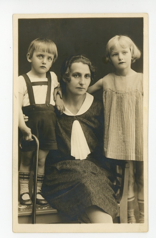 Emilie Reets koos poja Pauli ja tütre Leaga