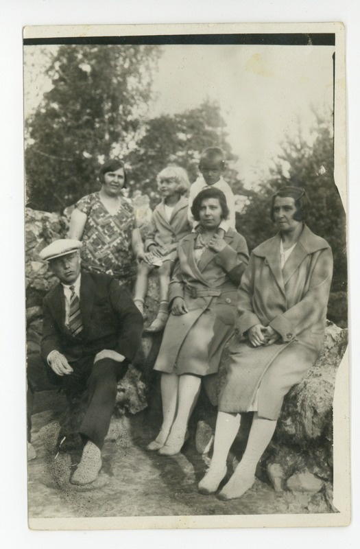 Villem Reets perega Nõmmel Glehni pargis