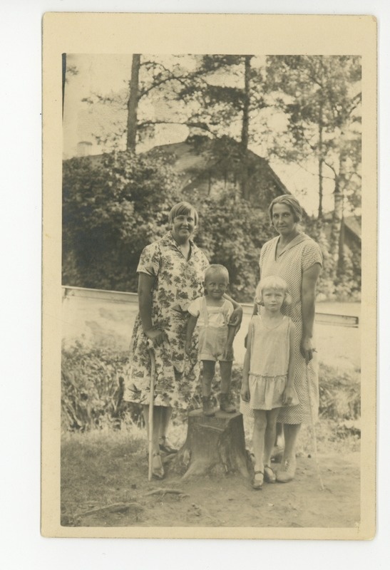 Lea Reets ja Paul Reets lastena Elvas, 1928
