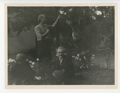 Peeter Kurvits, Elo Tuglas, Friedebert Tuglas koeraga aias  duplicate photo