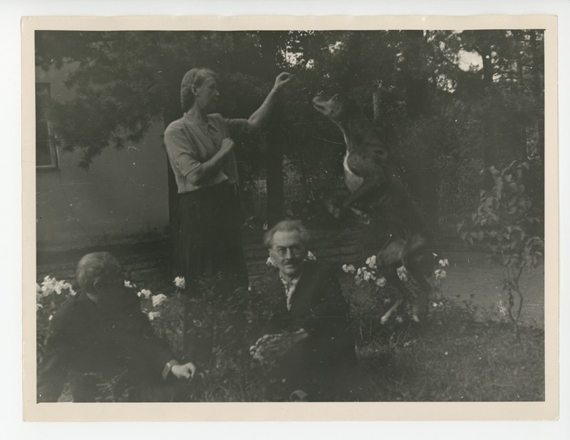 Peeter Kurvits, Elo Tuglas, Friedebert Tuglas koeraga aias