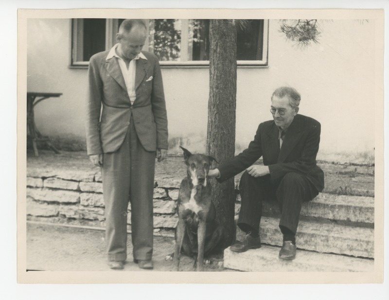 Karl Selistemägi ja Friedebert Tuglas koeraga Tuglaste koduaias