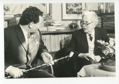 Friedebert Tuglas viimasel sünnipäeval intervjuud andmas  similar photo