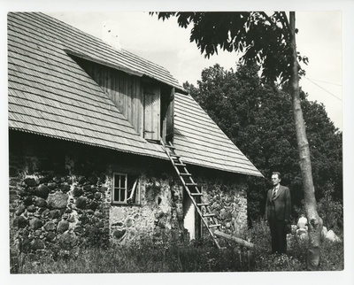 Friedebert Tuglas Ahja ümberehitatud vana õllekoja ees, 1938  duplicate photo
