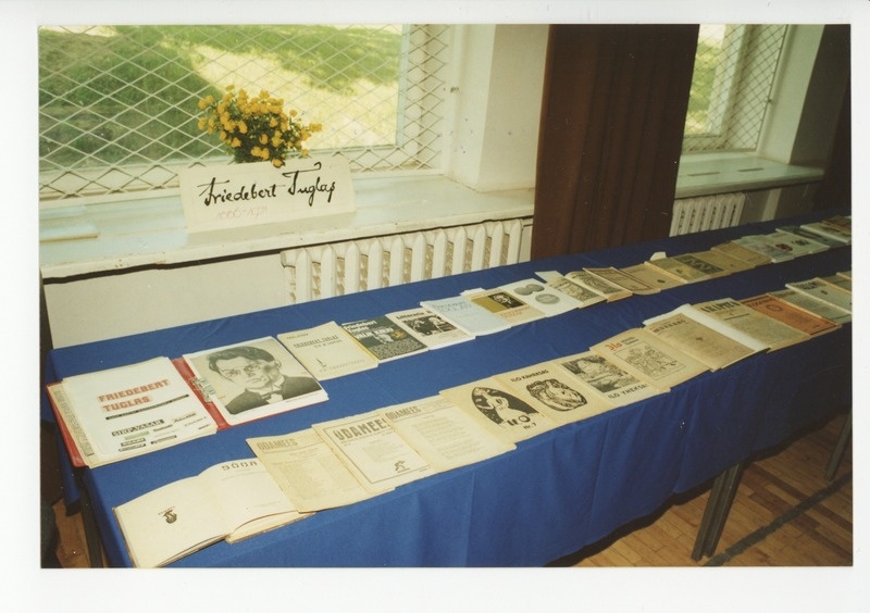 Fr. Tuglase mälestuskivi avamisele järgnenud raamatunäituas Puigal 27.05.2000