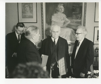 Aleksander Ansberg annab üle auhinna Friedebert Tuglasele tema viimasel sünnipäeval, kõrval Hans Kruus ja Vladimir Beekman  similar photo