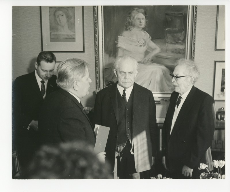 Aleksander Ansberg annab üle auhinna Friedebert Tuglasele tema viimasel sünnipäeval, kõrval Hans Kruus ja Vladimir Beekman