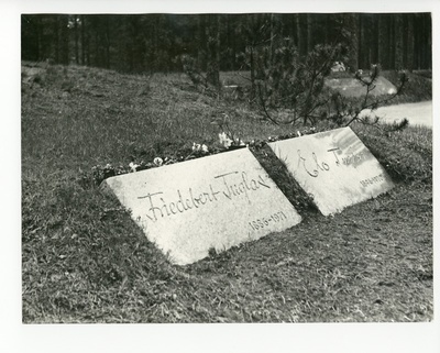 Friedebert Tuglase ja Elo Tuglase haud Tallinna Metsakalmistul  duplicate photo