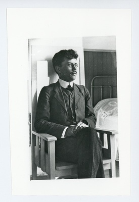 Friedebert Tuglas tugitoolis 1910  duplicate photo