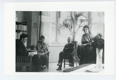 Friedebert Tuglas, Hannele Ålander, Jussi Ålander ja Elsa-Kaija Ålander 1910 lõpul Ålanderite saalis  duplicate photo