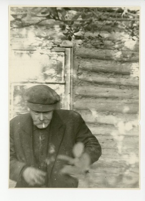 Kusta Toom (August Toomingas) oma metsamaja ees  duplicate photo